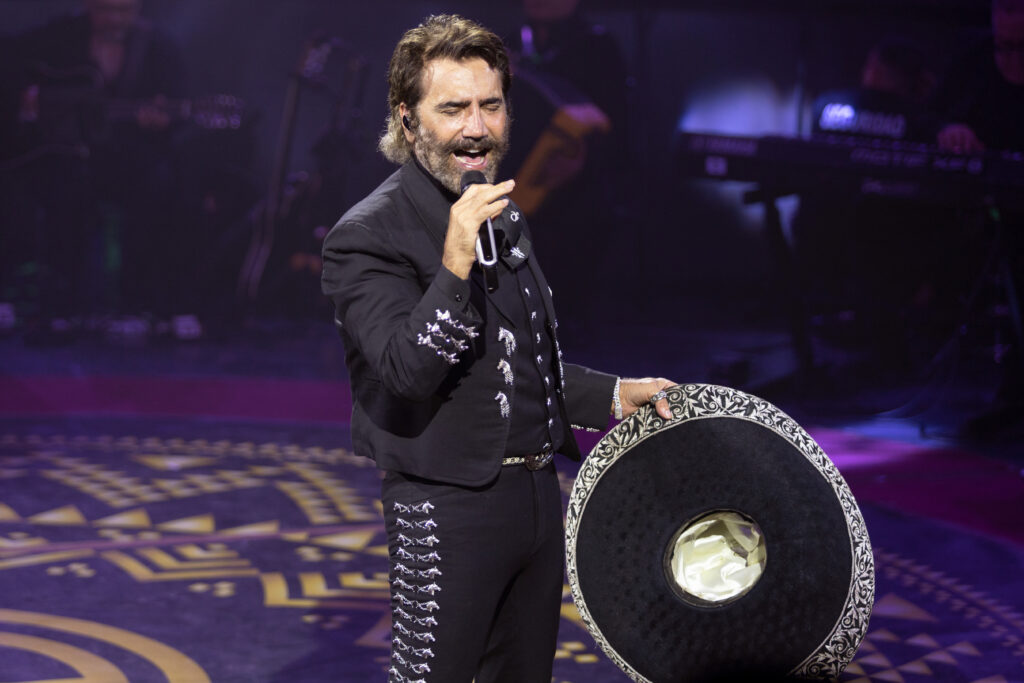 ALEJANDRO FERNÁNDEZ DOMO CARE 2025 GALERÍA