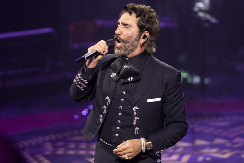 ALEJANDRO FERNÁNDEZ DOMO CARE 2025 GALERÍA